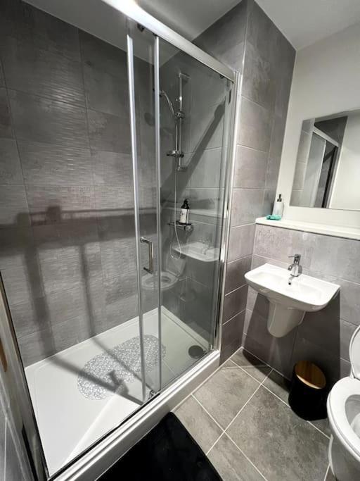Luxurious City View Apartment In Salford マンチェスター エクステリア 写真