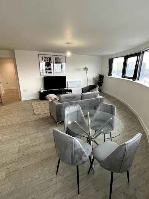 Luxurious City View Apartment In Salford マンチェスター エクステリア 写真