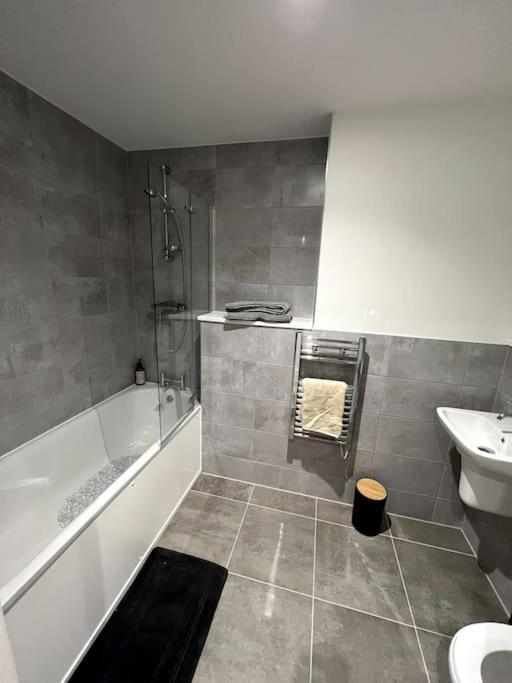 Luxurious City View Apartment In Salford マンチェスター エクステリア 写真