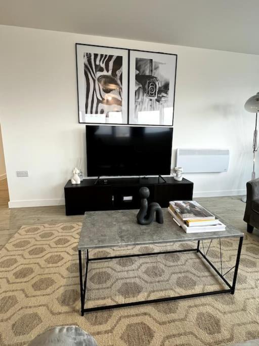 Luxurious City View Apartment In Salford マンチェスター エクステリア 写真